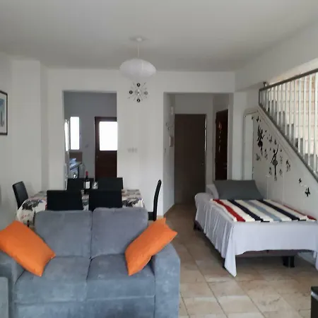 Дом отдыха Loucas Townhouse
